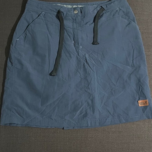 Jack Wolfskin Sorona Skort Women’s size S like new, dark blue