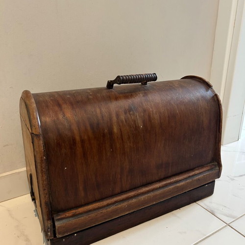 Antique Singer sewing machine used with cover, 1912