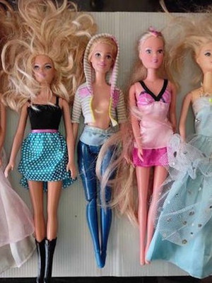 Barbie used, pack of 54 dolls with some different ones