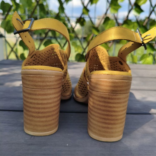 Level Anatomic women's anatomical yellow leather sandals size 37 like new