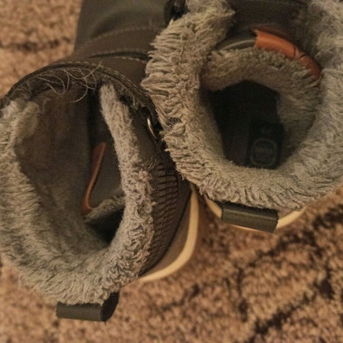 Children's boots size 29 like new, with fur lining and anti-slip sole
