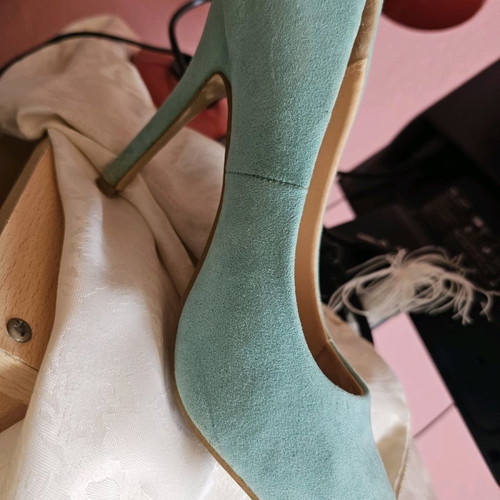 Pistachio heel FAMOUS not worn