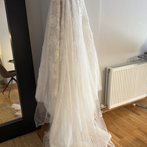 Wedding dress and veil new, A-line, lace, deep V neckline, size M