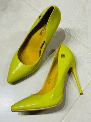 Laura Biagiotti lime patent leather pumps like new, size 36
