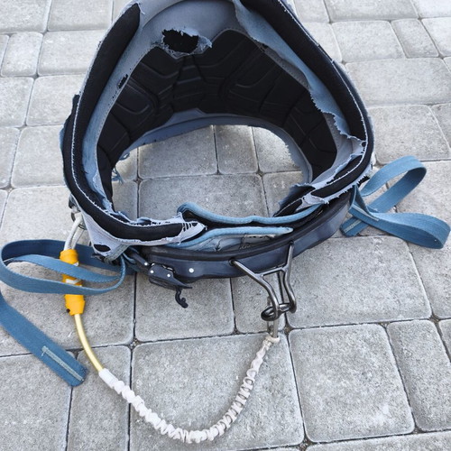 Kitesurf belt ION Apex medium used with spread bar and leash