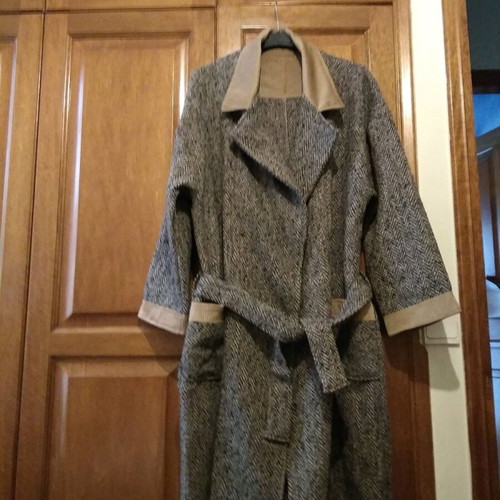 Herringbone beige-brown coat like new with lapel collar and belt