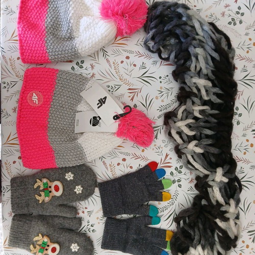 Children's hats and gloves like new