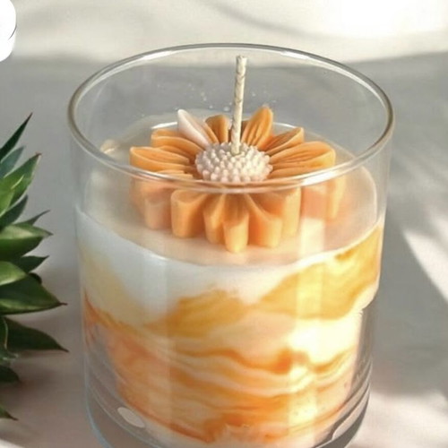 Daisy Candle new, customizable color and scent