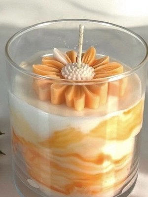 Daisy Candle new, customizable color and scent