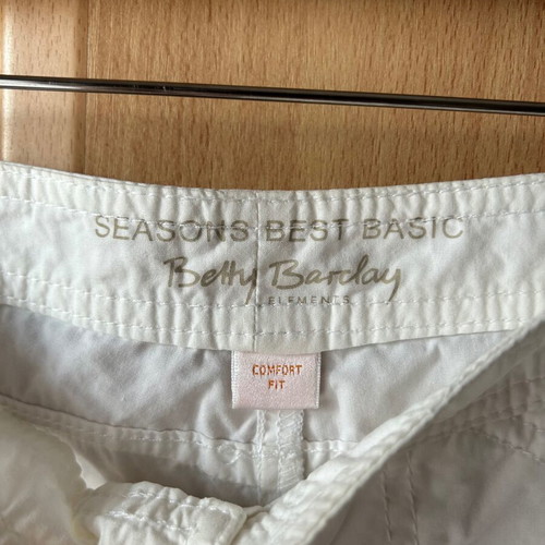 Betty Barclay Capri pants white like new, size 40-XL