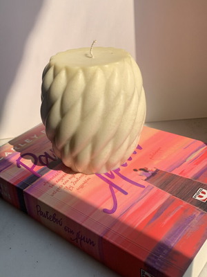 Large soy candle with sandalwood scent new