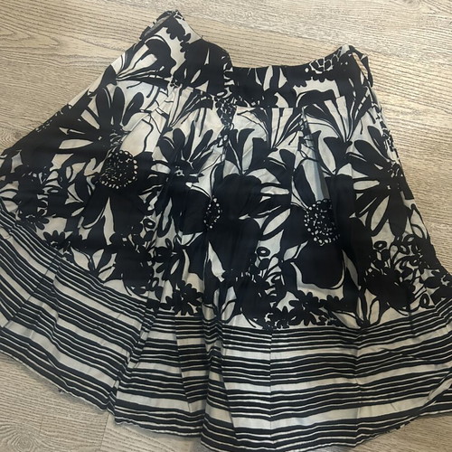Rinascimento skirt size M like new, black and white