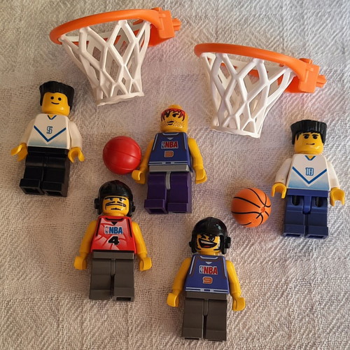 Lego Minifigures Basketball Players Pack of 5 Like New with Hoops and Balls