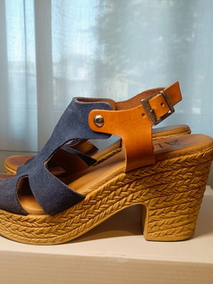 Leather sandals with wide wooden heel ALE, like new, size 37