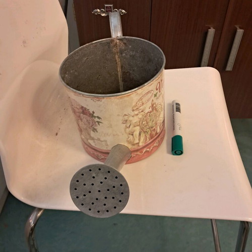 Watering can-shaped flowerpot used, aluminum