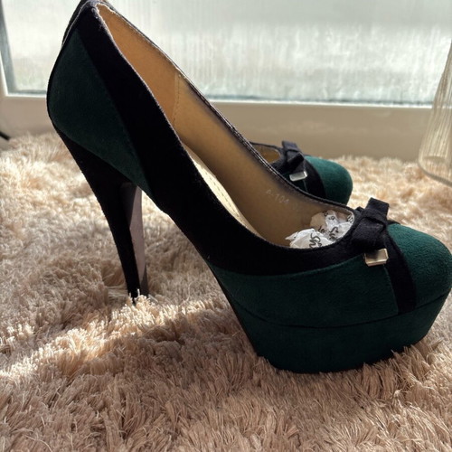 Suede evening pumps like new, size 38, black and cypress