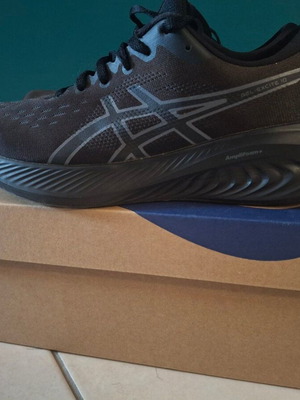 Asics Gel Excite 10 running shoes, size 41.5, black