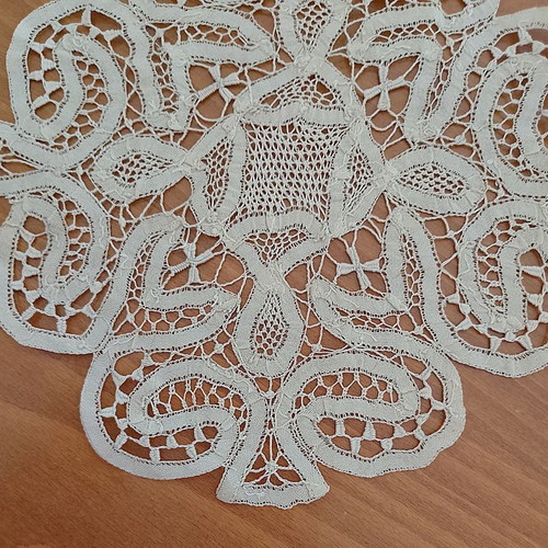 Set of 2 machine lace doilies like new, beige