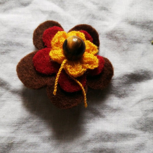 Flower brooch like new