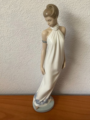 Αγαλματάκι Nao Lladro σαν καινούργιο, χειροποίητη ισπανική πορσελάνη