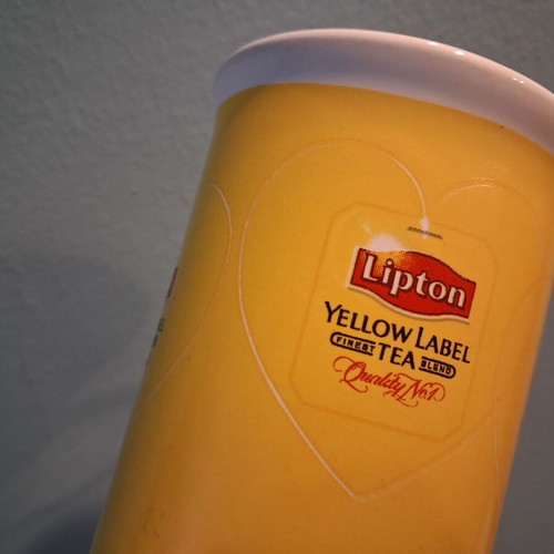 Lipton tea used, two mugs and collectible metal tin