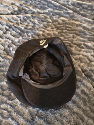 Nike black beret like new, sizes M and L