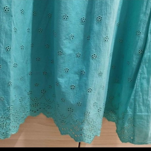 Strapless green dress used with guipure details