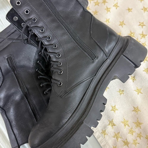 Only women's black boots size 38 like new
