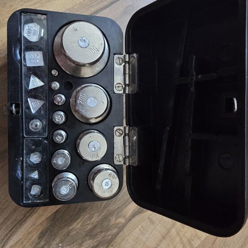 Set of calibrated weights for scale used