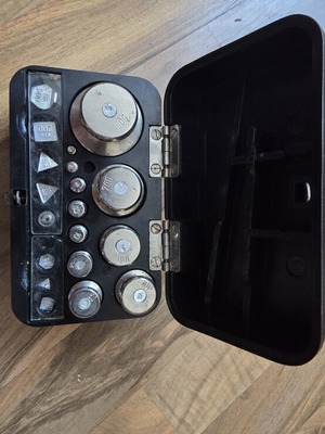 Set of calibrated weights for scale used