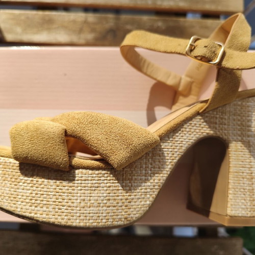 Beige platform sandals size 39, like new
