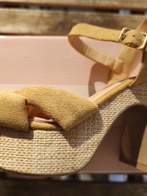 Beige platform sandals size 39, like new