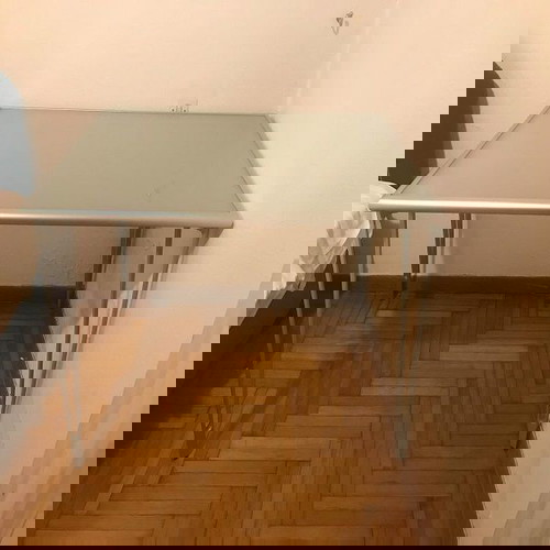 Τραπέζι κουζίνας ΙΚΕΑ σαν καινούργιο με μεταλλικό σκελετό και γυάλινη επιφάνεια