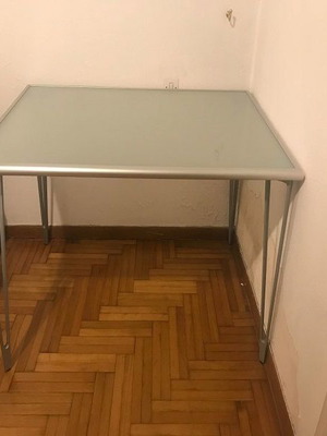 Τραπέζι κουζίνας ΙΚΕΑ σαν καινούργιο με μεταλλικό σκελετό και γυάλινη επιφάνεια