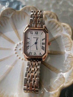 Quartz wristwatch women's new, gold and silver