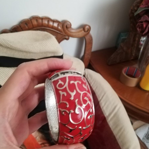 Metal red bracelet like new, diameter 7 cm