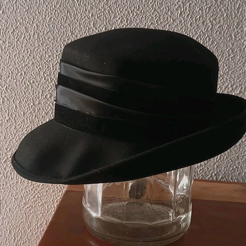Women's hat like new, black with satin details, 100% wool