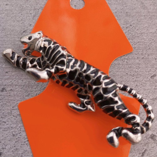 Tiger pin new, black and silver