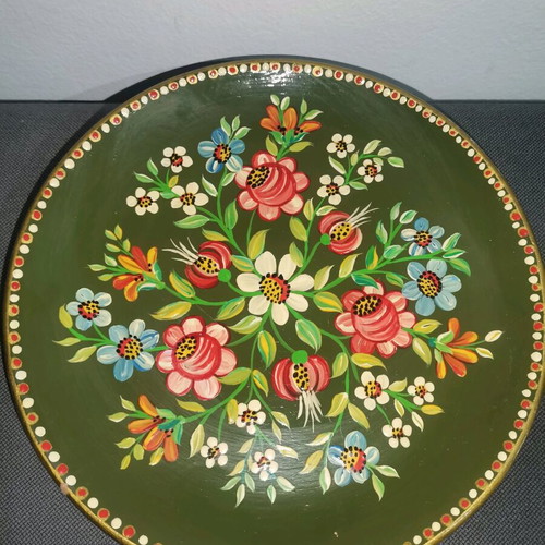 Ceramic decorative plate used with floral designs 18 cm