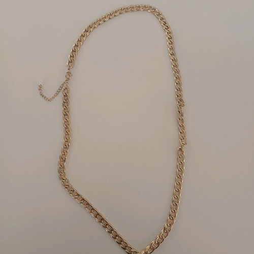 Gold chain necklace like new, modern design