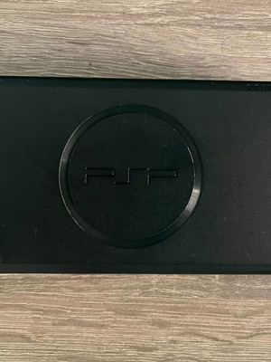 PlayStation Portable PSP-E 1004 μεταχειρισμένο με φορτιστή, 5 παιχνίδια και Urban θήκη