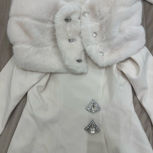Ecru set new with skirt, top and detachable fur