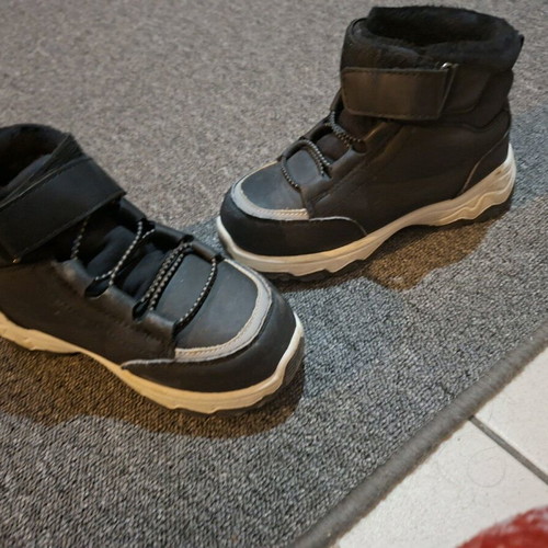 Waterproof boots with fur lining, like new, size 30