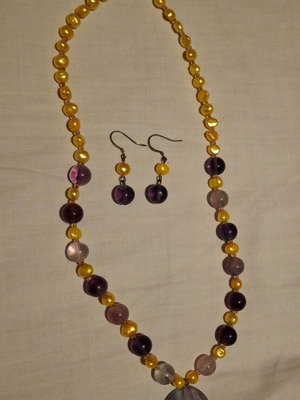 Necklace and earrings with freshwater pearls and fluorite and amethyst stones