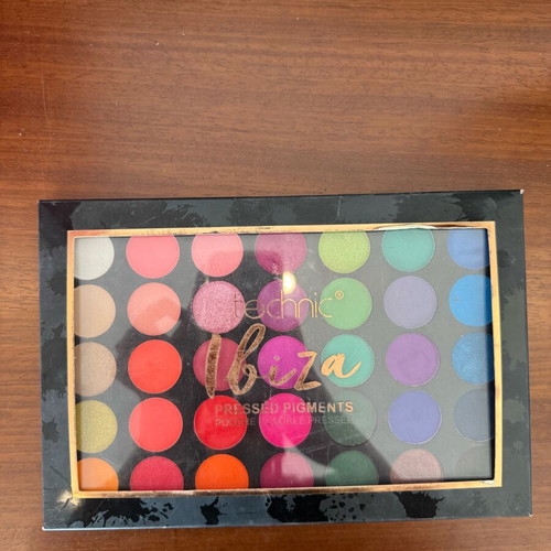 Technic Ibiza eyeshadow palette lightly used, 35 matte shades