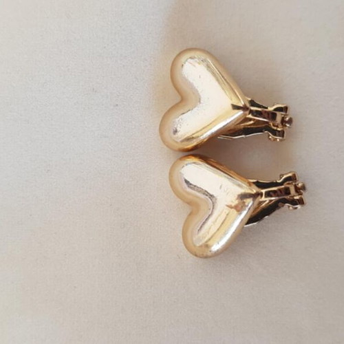 Clip-on earrings used with some imperfections