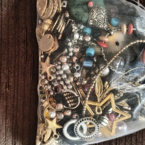 Jewelry Making Materials Set like new, beads and charms