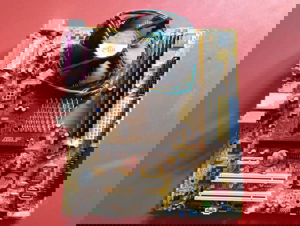 Motherboard ASUS με επεξεργαστή, ψύκτρα, μνήμες και ενσωματωμένη κάρτα γραφικών