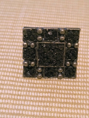 Large ring with stones like new, impressive