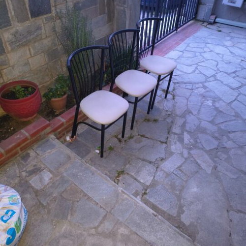 Set of 3 kitchen chairs like new, classic style
